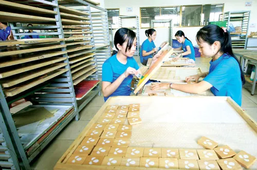 Do điều kiện để được hỗ trợ lãi suất rất khắt khe, các DN nhỏ và vừa khó có thể vay được vốn kích cầu. (Ảnh: Sản xuất đồ gỗ xuất khẩu tại Công ty Nam Hoa). Ảnh: Lã Anh Do điều kiện để được hỗ trợ lãi suất rất khắt khe, các DN nhỏ và vừa khó có thể vay được vốn kích cầu. (Ảnh: Sản xuất đồ gỗ xuất khẩu tại Công ty Nam Hoa). Ảnh: Lã Anh